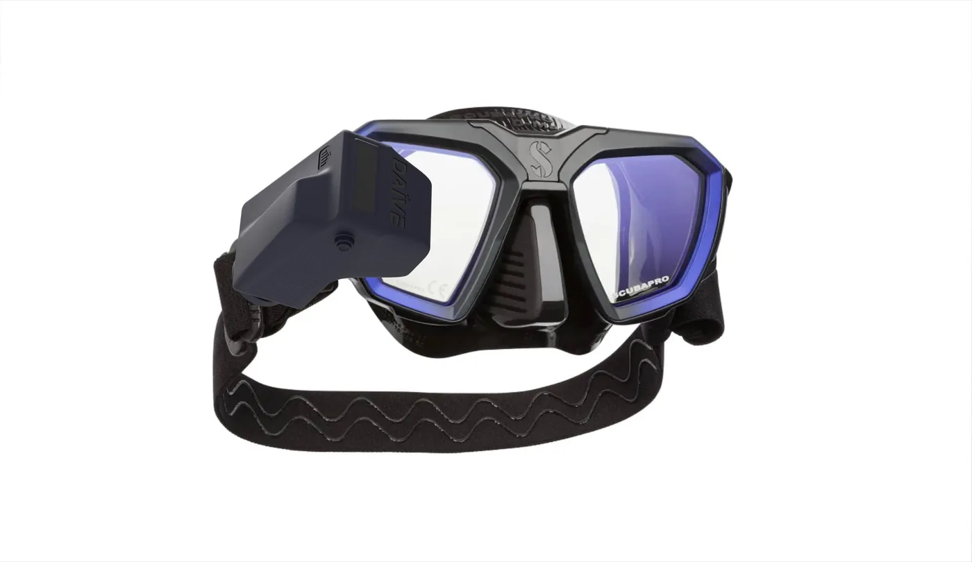 Side view of DAÏVE HUD mounted to a compatible rigid-framed dive mask